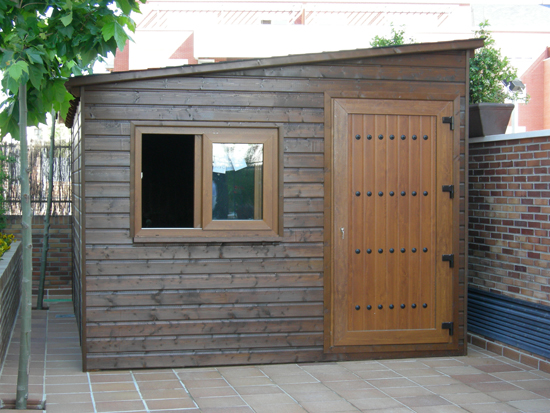 Caseta de madera en jardin solado