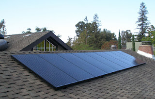Placas solares sobre cubierta de madera
